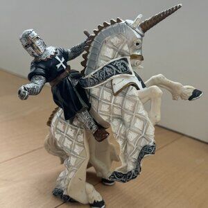 Knight & War Horse Figure Lot – Medieval Battle Set (8 Pieces)